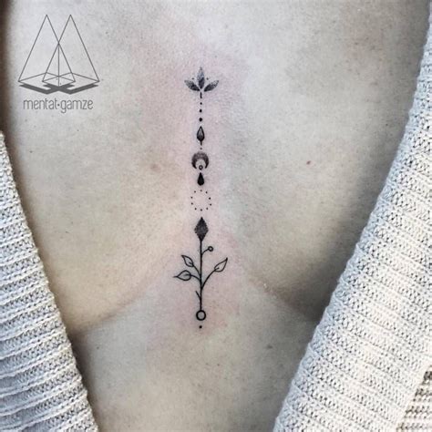 tatuajes entre los senos|Tatuajes en la mitad del seno